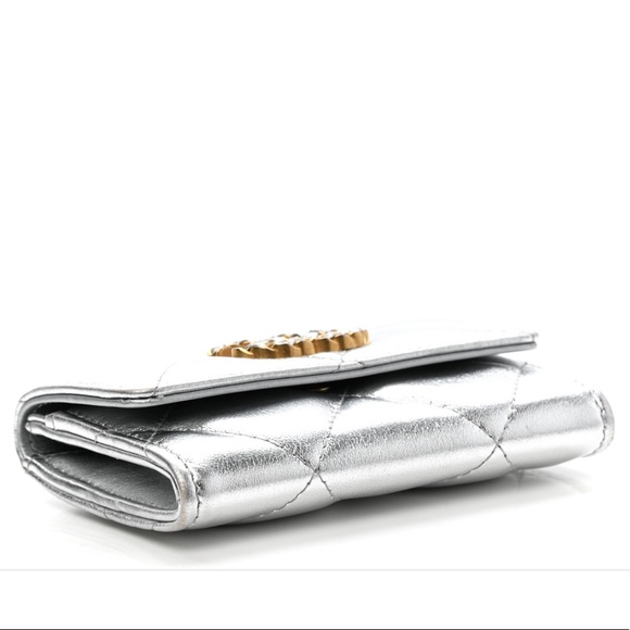 CHANEL
Metallic Goatskin Quilted Chanel Flap Card Holder Silver - Picture 4 of 6